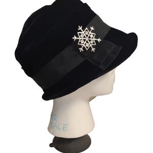 Black velour ladies' vintage hat. Size S. US size 6 3/4 Union made in USA